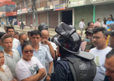 तनहुँको दमौलीका व्यवसायी पार्किङ निषेधको विरोधमा पसल बन्द गरेर आन्दोलित