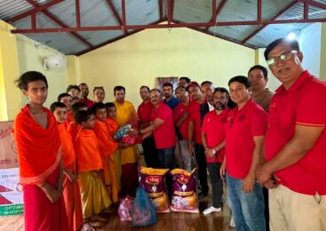 दाङ अप्टिमिस्टिक क्लबद्वारा शैक्षिक सामग्री तथा खाद्यान्न हस्तान्तरण