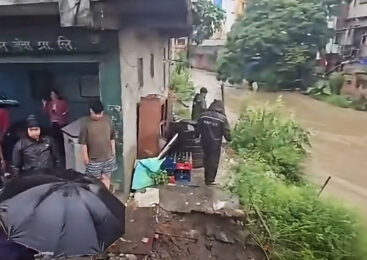 बल्खु खोलाको बाढीले किनारका घर जोखिममा, २० जनालाई सारियो