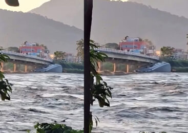 क्रुज नारायणी पुलमा अड्किएपछि आवतजावत बन्द, हजारौं यात्रु प्रभावित